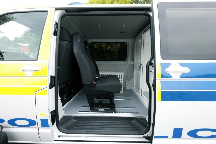 Интерьер Volkswagen Transporter Police 2019 года  (UK) (фото 3 из 8)